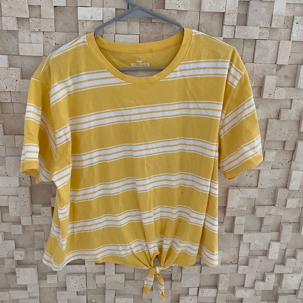 White and yellow tee